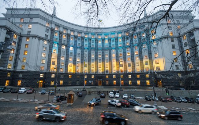 Кабмин сохранил режим лицензирования и квот на экспорт дерева и лома на 2026 год