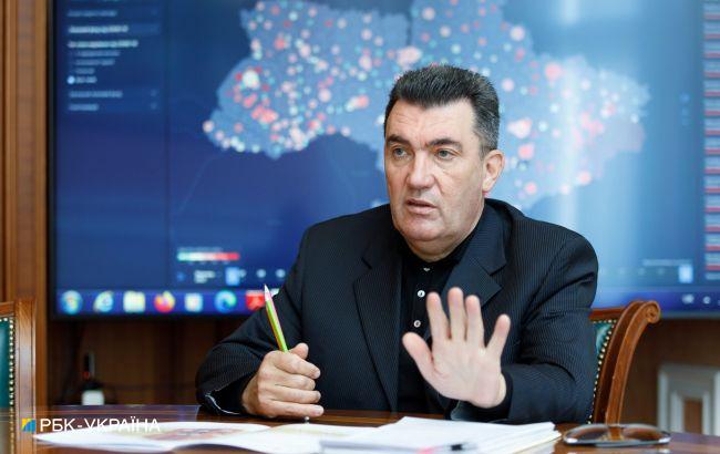 Данилов развенчал фейки про покинутую в оккупированном Луганске маму: "спокойно к этому отношусь"