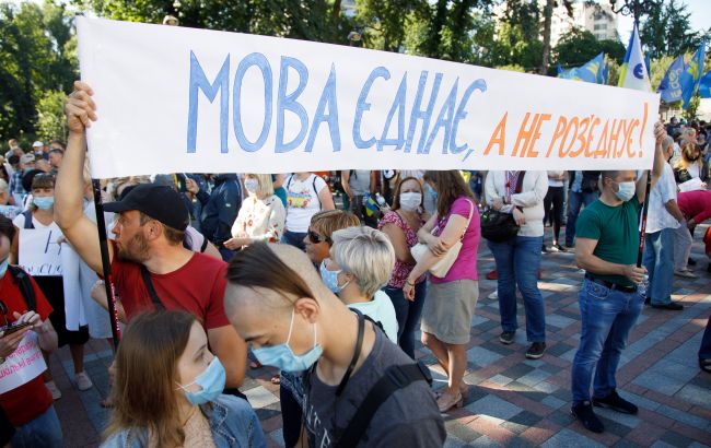 Закон о языке: две трети граждан поддерживают обслуживание на украинском языке