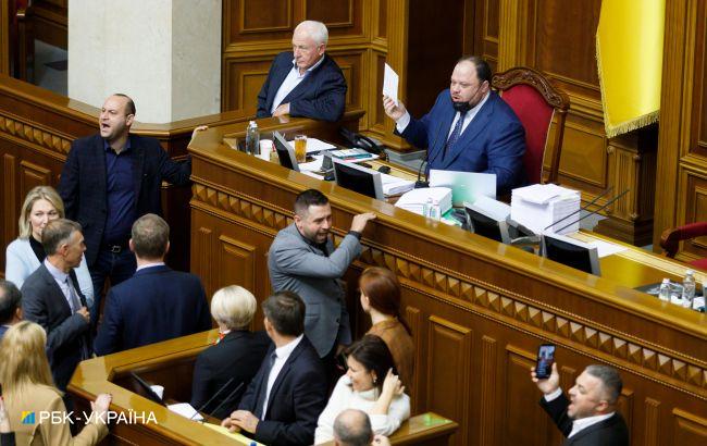 В Раде зарегистрировали десять постановлений об отмене голосования за закон об олигархах