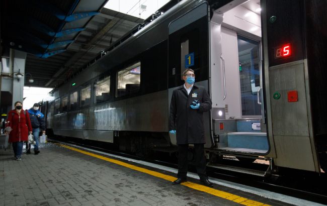 УЗ назначила дополнительные поезда на Троицу