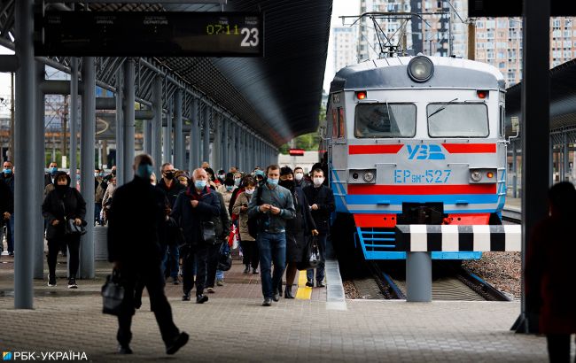 Провоцируют вспышку: Укрзализныця вляпалась в скандал из-за переполненных электричек (фото)