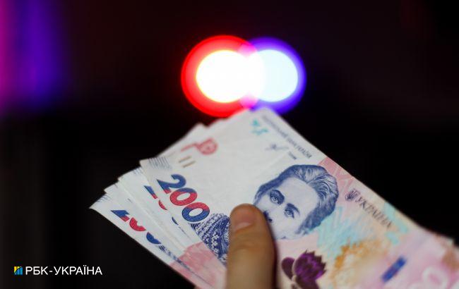 Зарплаты чиновникам повысят с 1 января: сколько будут платить в 2022 году