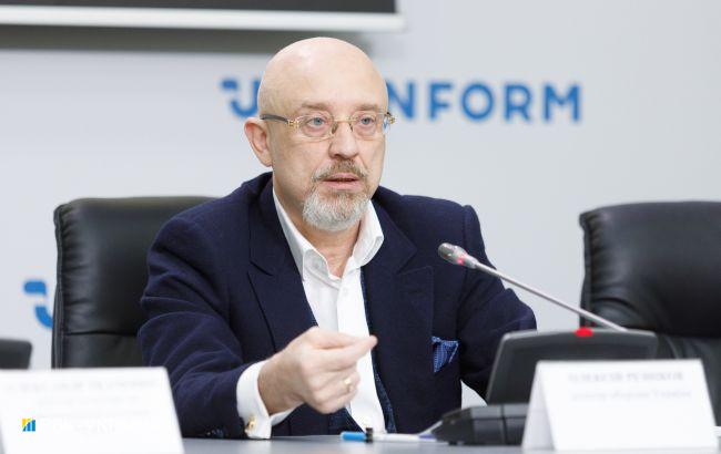 Украинцам выдадут оружие из-за нападения России: как его получить