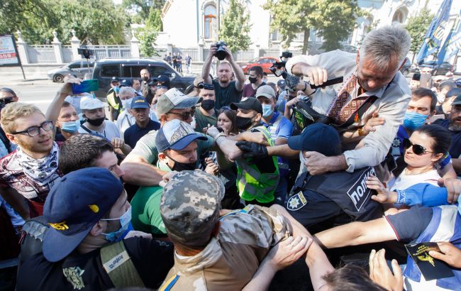 У Порошенко требуют не рассматривать на внеочередной сессии языковой законопроект