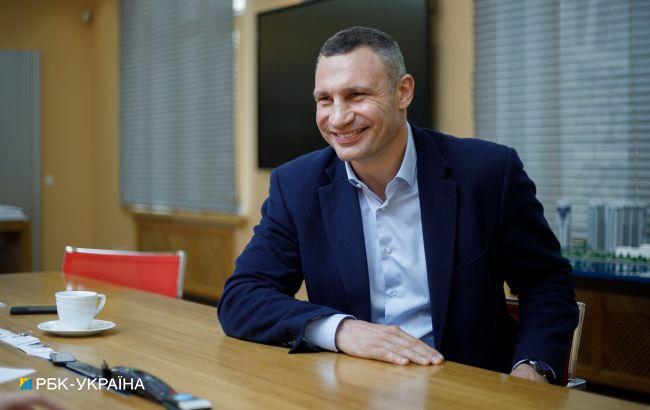 Появилось курьезное видео, как "стальной" Кличко пытался пройти через металлодетектор