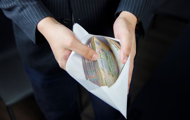 Долари чи гривні? В якій валюті краще зберігати гроші під час війни: поради експертів