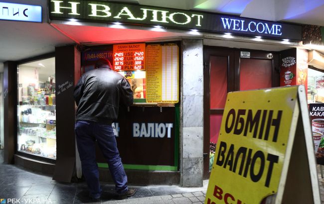 Украинцы за последний месяц увеличили продажу валюты в три раза