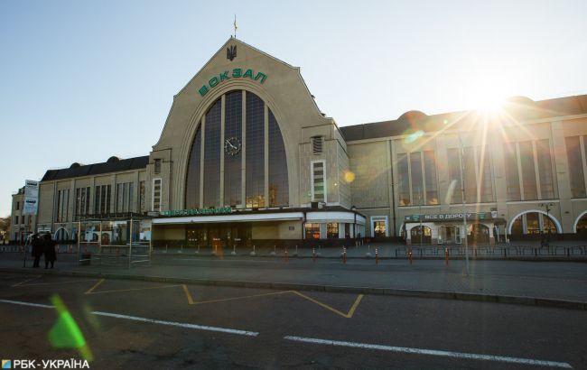 Появились апокалиптические фото пустого вокзала в Киеве: такого еще не было