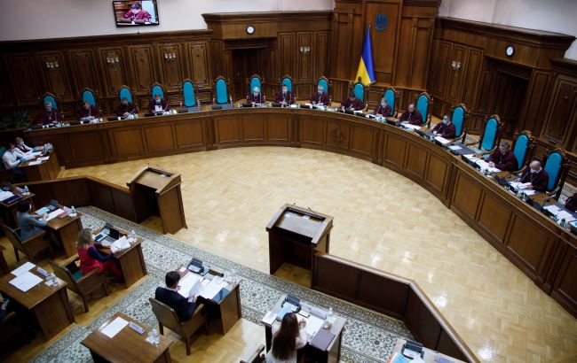 КСУ признал неконституционным наказание чиновников за коррупцию