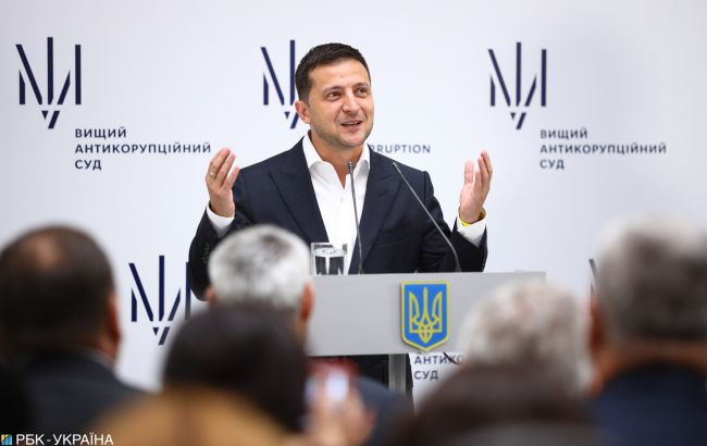 Необычный кортеж: в сети показали поездку президента в Ровно