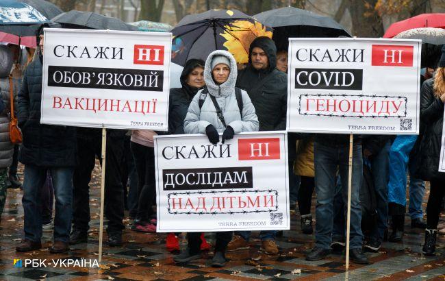 Протесты "антивакциваторов" связаны с российской дезинформацией, - посольство США