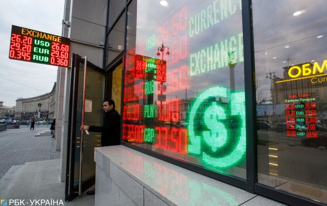 Уверенное снижение: что происходит с курсом доллара 15 мая