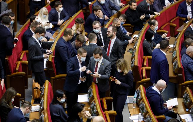 Три фракции требуют срочно рассмотреть законопроект о запрете импорта тока из РФ и Беларуси