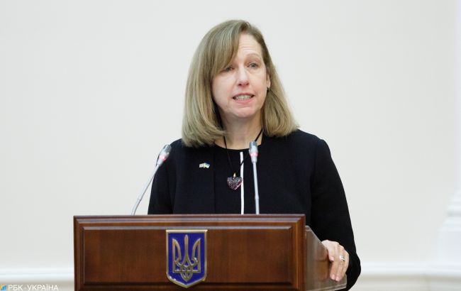 Квин остается в Украине. В Госдепе объяснили эвакуацию семей дипломатов из Киева