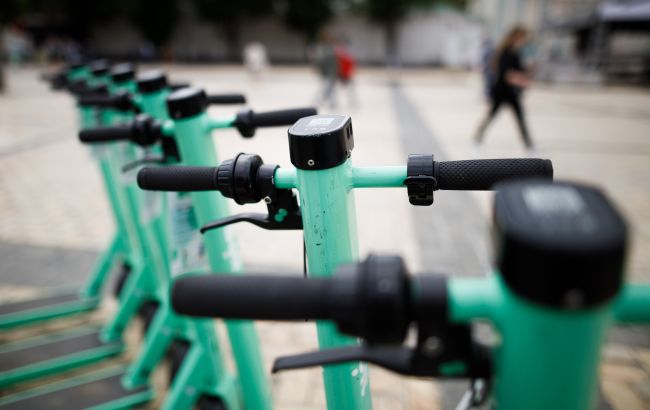 В центре Львова бабушка крушила электросамокаты (видео)