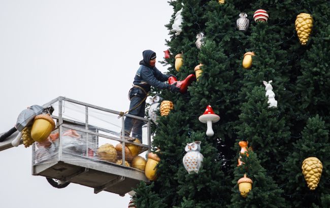 На елке в Киеве установили звезду, вместо шляпы: сколько она стоит