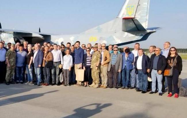 Украинские дипломаты вылетели на Донбасс на совещание послов