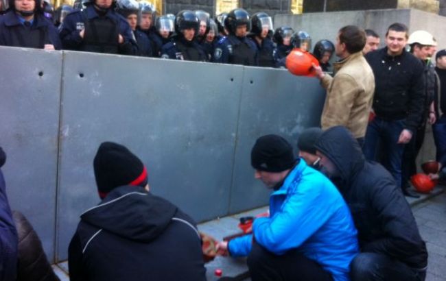 Митингующие шахтеры переходят от здания Кабмина к Минэнерго