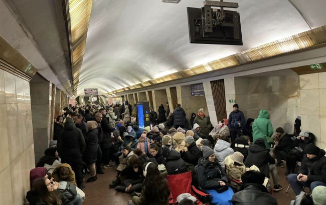 Ковдри і зарядки: які послуги доступні у київському метро під час повітряних тривог