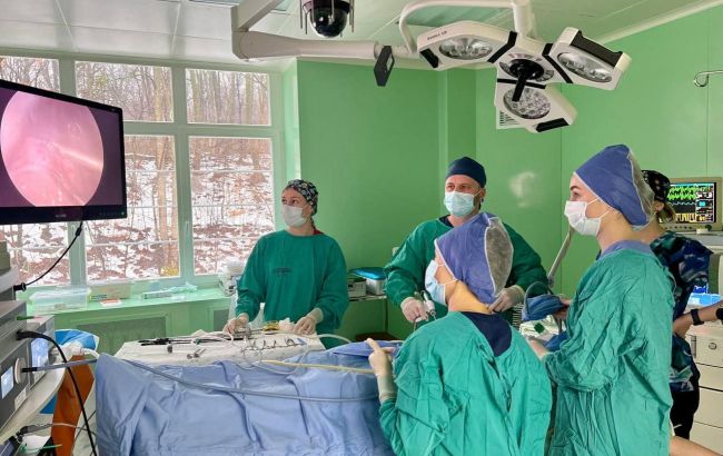 Не могла сходити в туалет 10 днів: у Києві врятували дівчину зі складною патологією