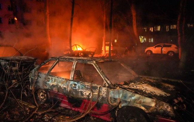 Горіли квартири, машини, лікарня. Фото та відео наслідків ударів по Харкову та Одесі