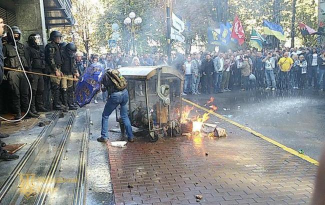 Беспорядки под ГПУ: активисты подожгли шины