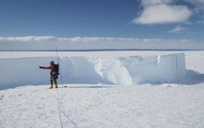 В Антарктиде откололся айсберг больше Киева: впечатляющие кадры