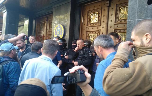 Беспорядки под ГПУ: пострадали 7 полицейских