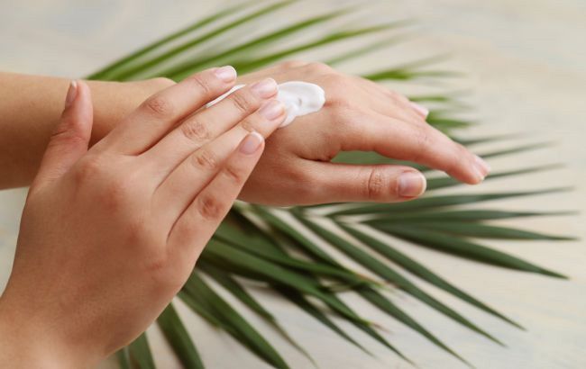 Абсолютный мастхэв! Эта дешевая мазь из аптеки увлажнит кожу и заживит раны