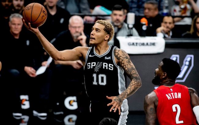 Аллей-уп "Сан-Антонио" с данком спиной к корзине на финише: момент дня в НБА