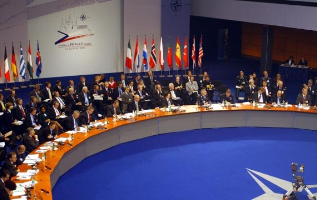Міністри країн НАТО засудили Росію за відправку танків і ППО на Донбас