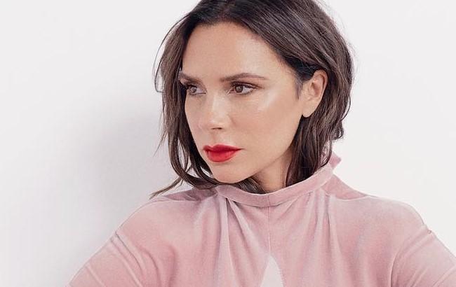 Экстремально стильная: Бекхэм первой примерила главный цвет 2019 года