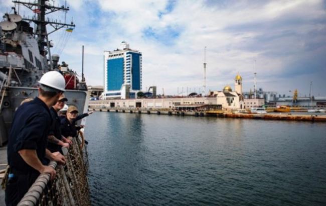 В Одессу прибыл американский ракетный эсминец на военные учения