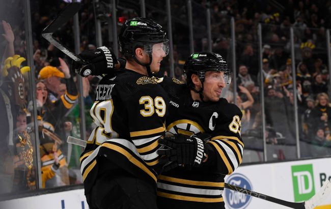 Форвард "Бостона" с дебютным хет-триком стал главной звездой вечера НХЛ: видео