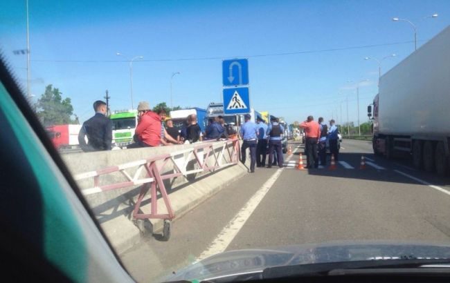 Дальнобойщики перекрыли трассу Одесса-Киев
