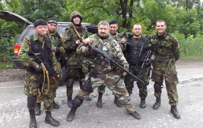 Бойцов "Правого сектора" выводят из донецкого аэропорта, - комбат