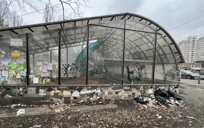 В Києві станцію метро перетворили на "смітник". Фото, які говорять самі за себе