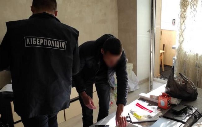 У Дніпрі викрили інтернет-шахраїв: привласнювали гроші іноземців за допомогою фішингу