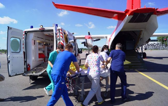 В Киев из Запорожья бортом ГСЧС перевезли 3-летнюю девочку с тотальным поражением легких