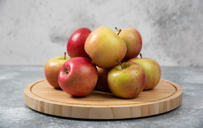 Що буде з тілом, якщо з'їсти яблуко перед сном: результат вас здивує