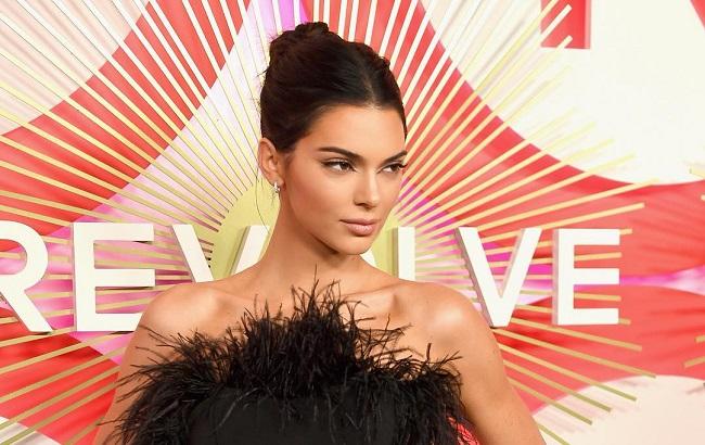 Модель Кендалл Дженнер показала, как носить платье-кольчугу