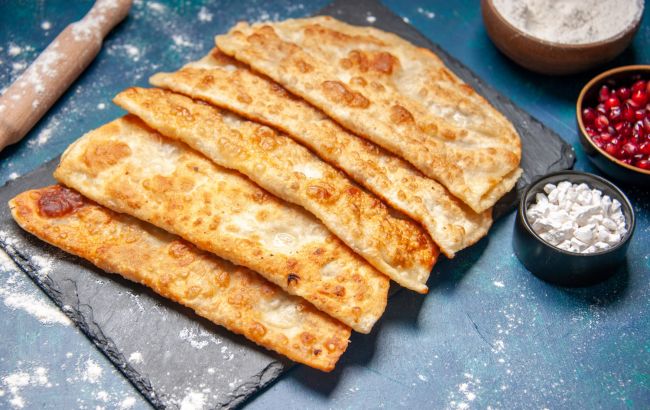Секрет хрустящих и нежных чебуреков раскрыт: просто добавьте это в тесто