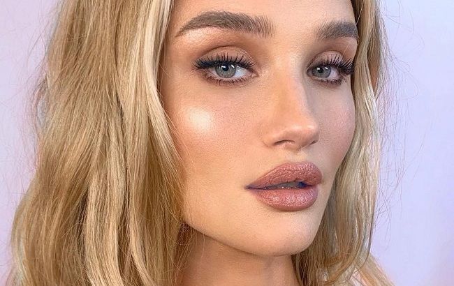 Ты &ndash; мой мир! Роузи Хантингтон-Уайтли порадовала редким фото с 2-летним сыном