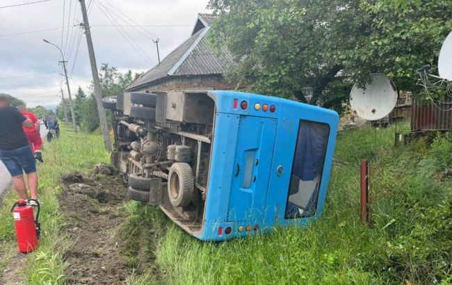 На Закарпатті перекинувся рейсовий автобус: травмовано одинадцять пасажирів (фото)