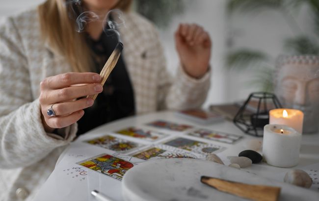 Таро-гороскоп на тиждень: Овни зазнають кардинальних змін, а Левів чекає падіння на дно