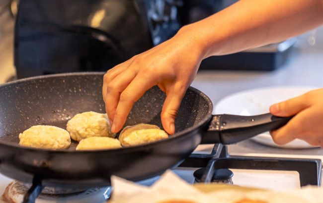 Солоні сирники зі сметаною: дуже швидко з'їдаються на сніданок