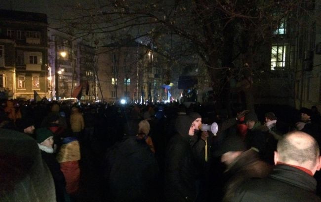 Представители националистических организаций штурмуют офис Медведчука