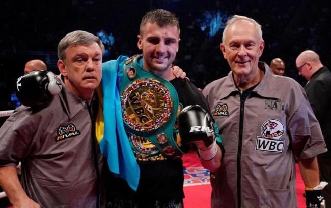 Гвоздику вручили именной чемпионский пояс от WBC