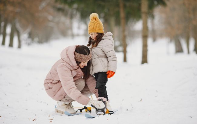 Замерзли чи промокли ноги у дитини? Педіатр пояснила, коли є ризик застуди